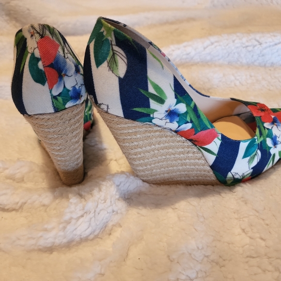 Like new, Jessica Simpson floral and stripped wedge heels, size 8.5 - Picture 4 of 5